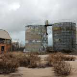 Dopo aver passato tre enormi silos grigi abbandonati, arriviamo allo svincolo per Altamura e seguiamo le indicazioni verso la citt� murgiana